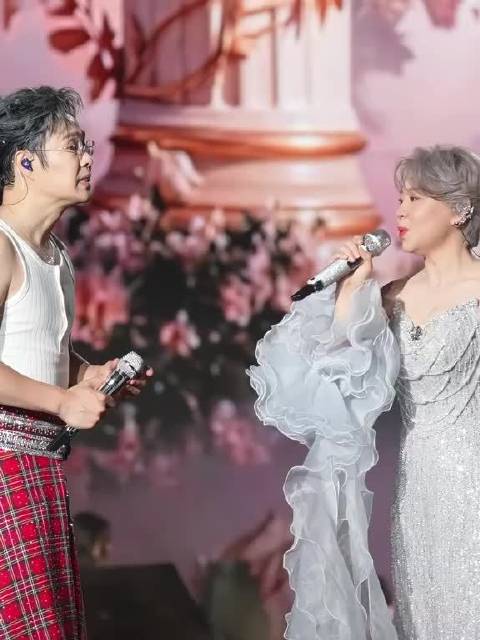小沈阳大连演唱会现场粉丝求婚，歌手暂停演出送祝福