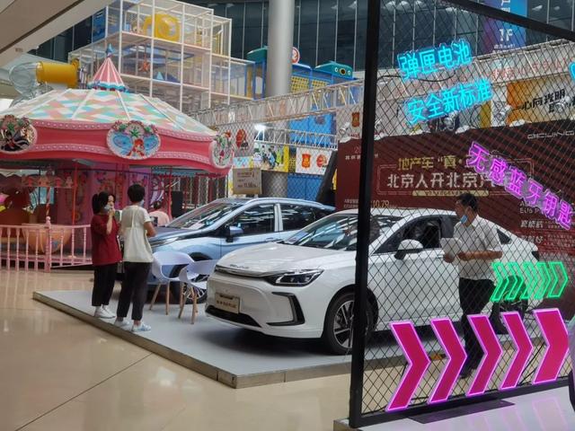 逛街就能看车展，商圈卖车渐成气候？| 中国汽车报