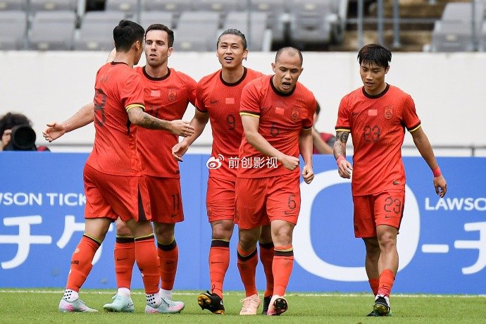 1-0！国足险胜中国香港，裁判漏判手球+进球被吹，国足多次中柱