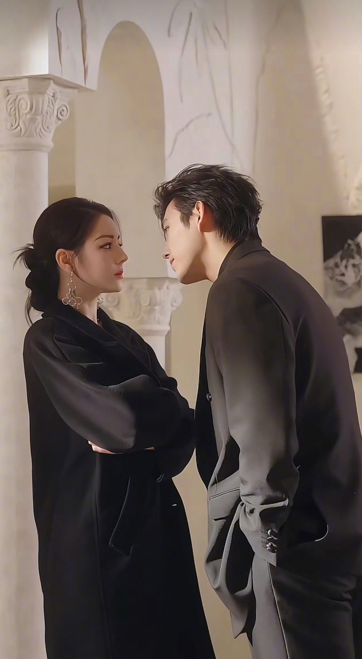 迪丽热巴饰400岁鬼王穿越现代壁咚陈飞宇，竖屏短剧单集60秒