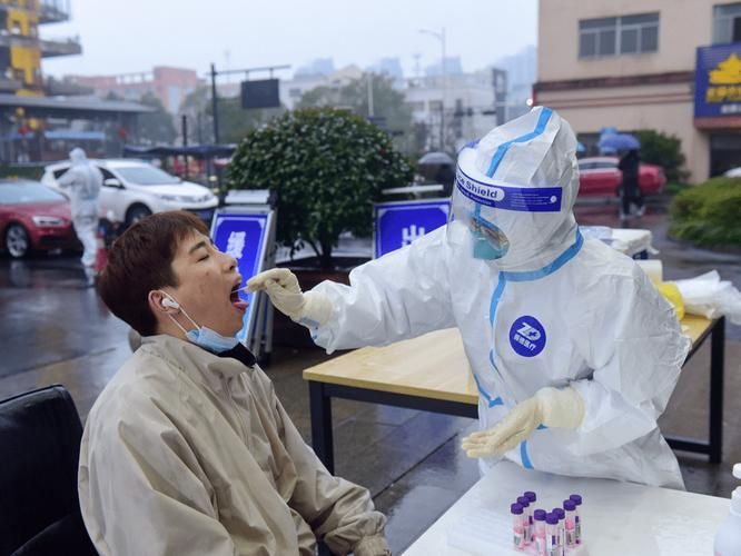 一人不戴口罩至公共场合、随地吐痰!数名路过市民被传染休闲区蓝鸢梦想 - Www.slyday.coM 一人不戴口罩至公共场合、随地吐痰!数名路过市民被传染休闲区蓝鸢梦想 - Www.slyday.coM