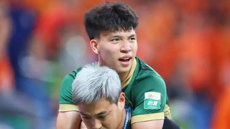 别让“新黄紫昌”悲剧重演！王钰栋的伤病警钟，中国足球该醒了！