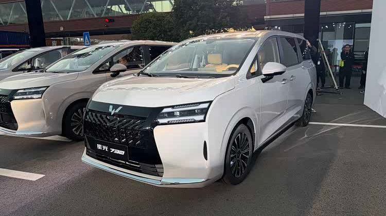 五菱星光730正式上市 燃油/插混/纯电全都有，售7.30万-10.98万元