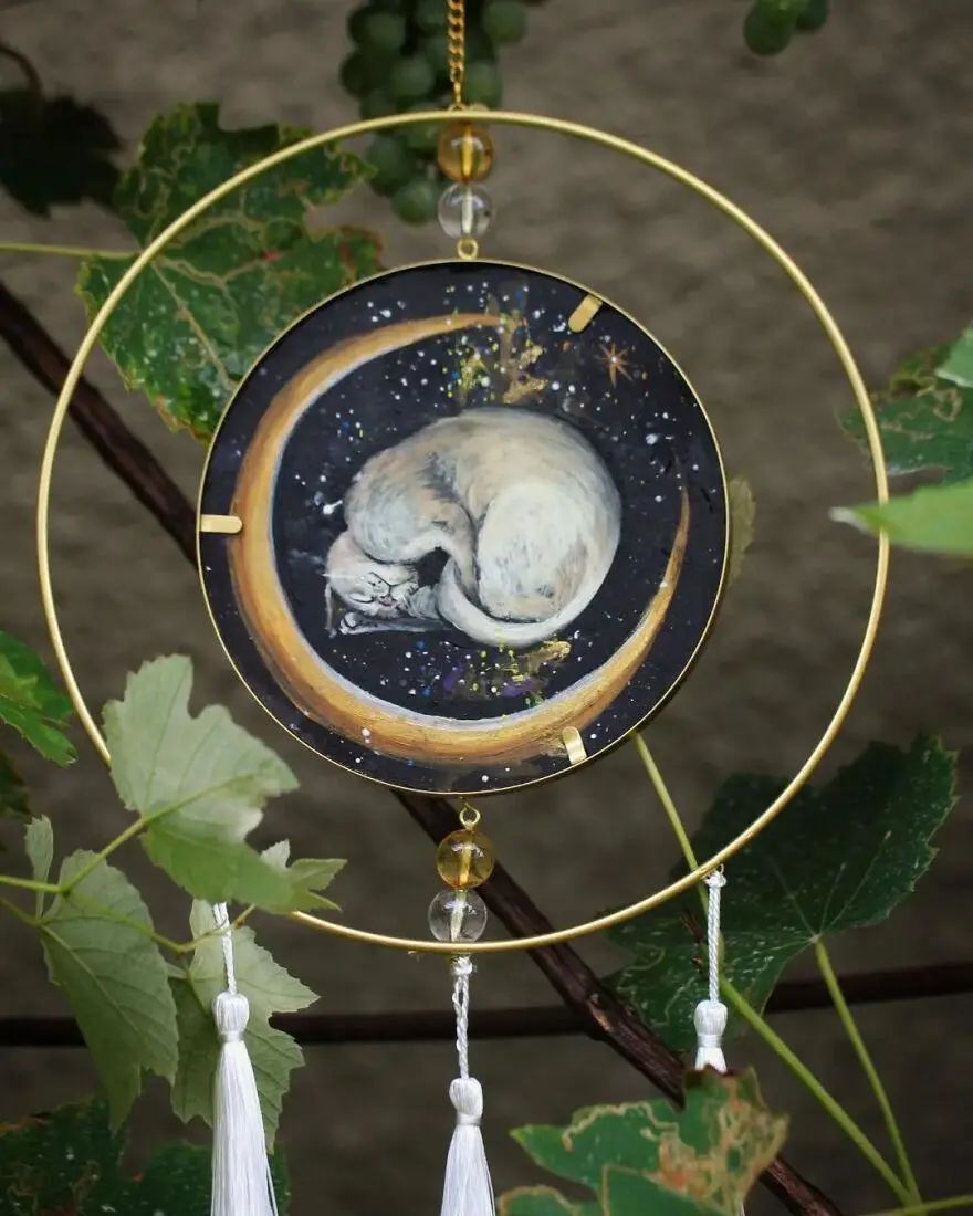 她在水杯上画了一条鱼，活灵活现，就像在里面游泳一样休闲区蓝鸢梦想 - Www.slyday.coM