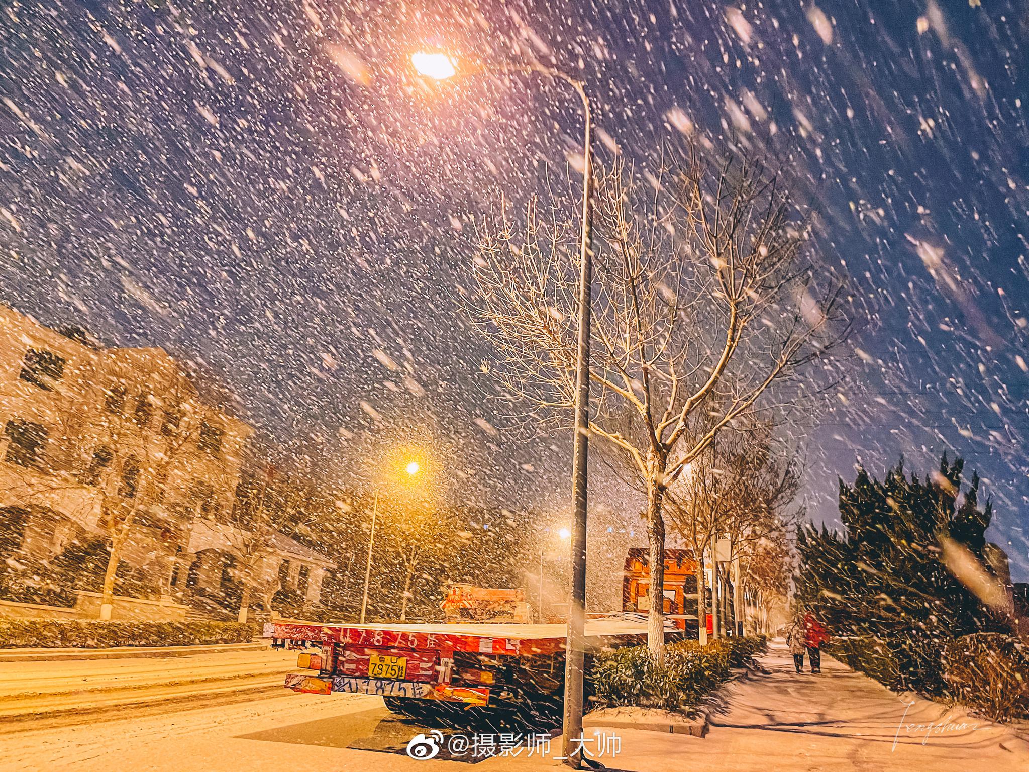 冬天夜晚路灯街道下雪摄影图配图高清摄影大图-千库网