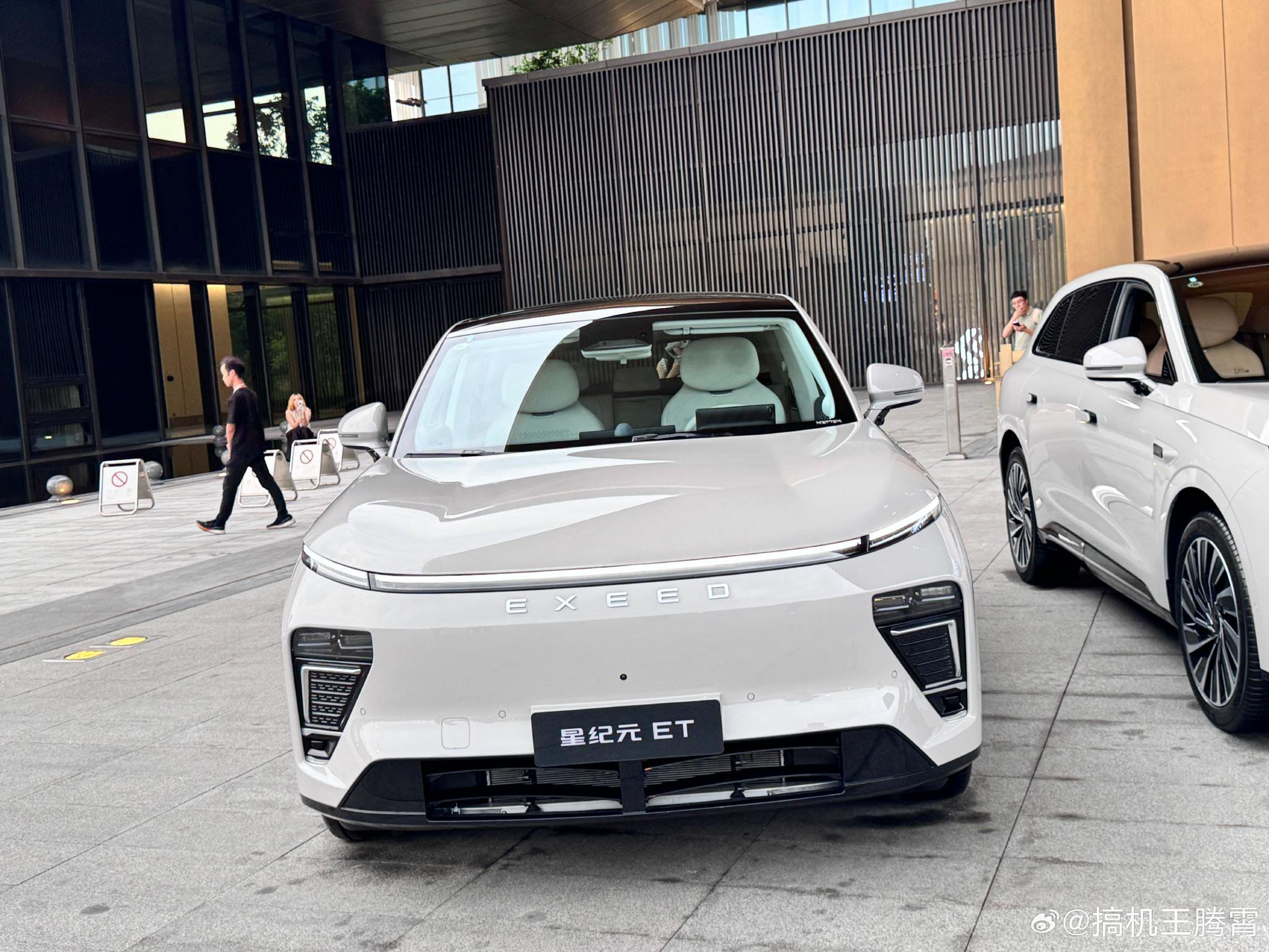 今天来看看25款的星纪元ET，座椅方面对标了奔驰S级，大床模式可以一键放平…