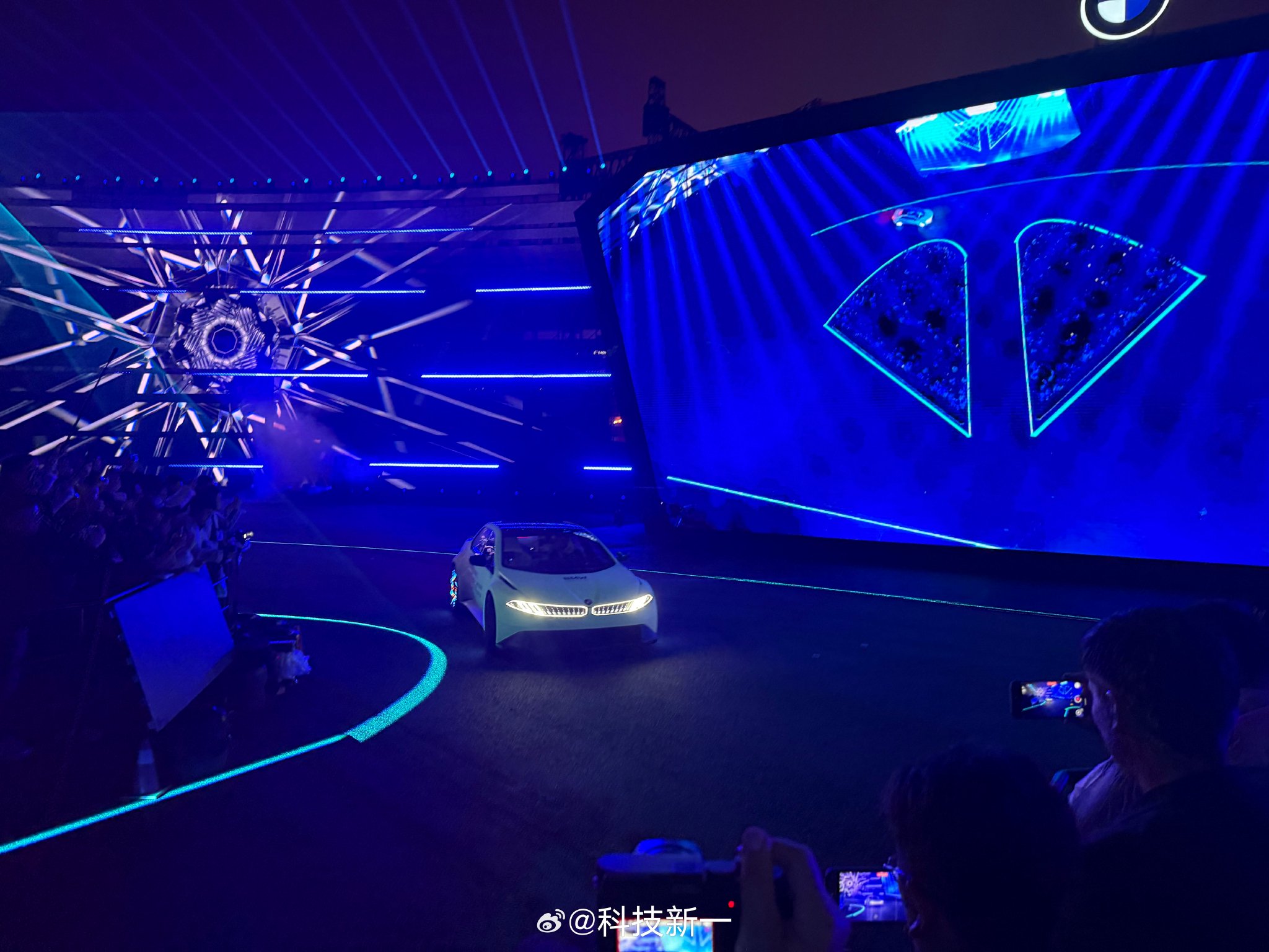 宝马新世代驾趣概念车，扭矩高达18000牛米，直接冲上了54度的大坡，太帅了