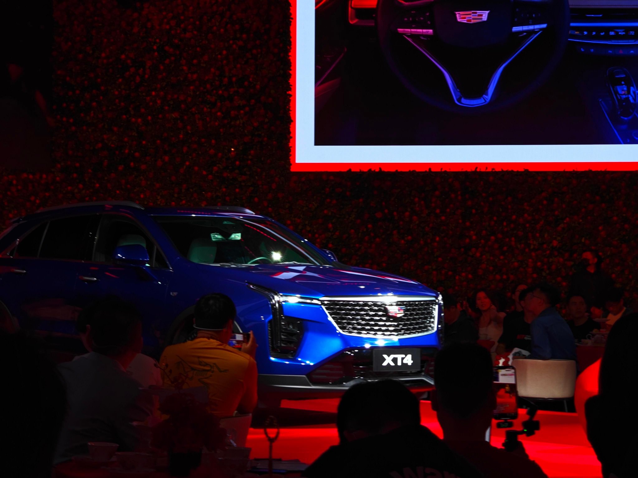 凯迪拉克XT4一口价15.99万起，这是跟CR-V，RAV4卖一个价了啊