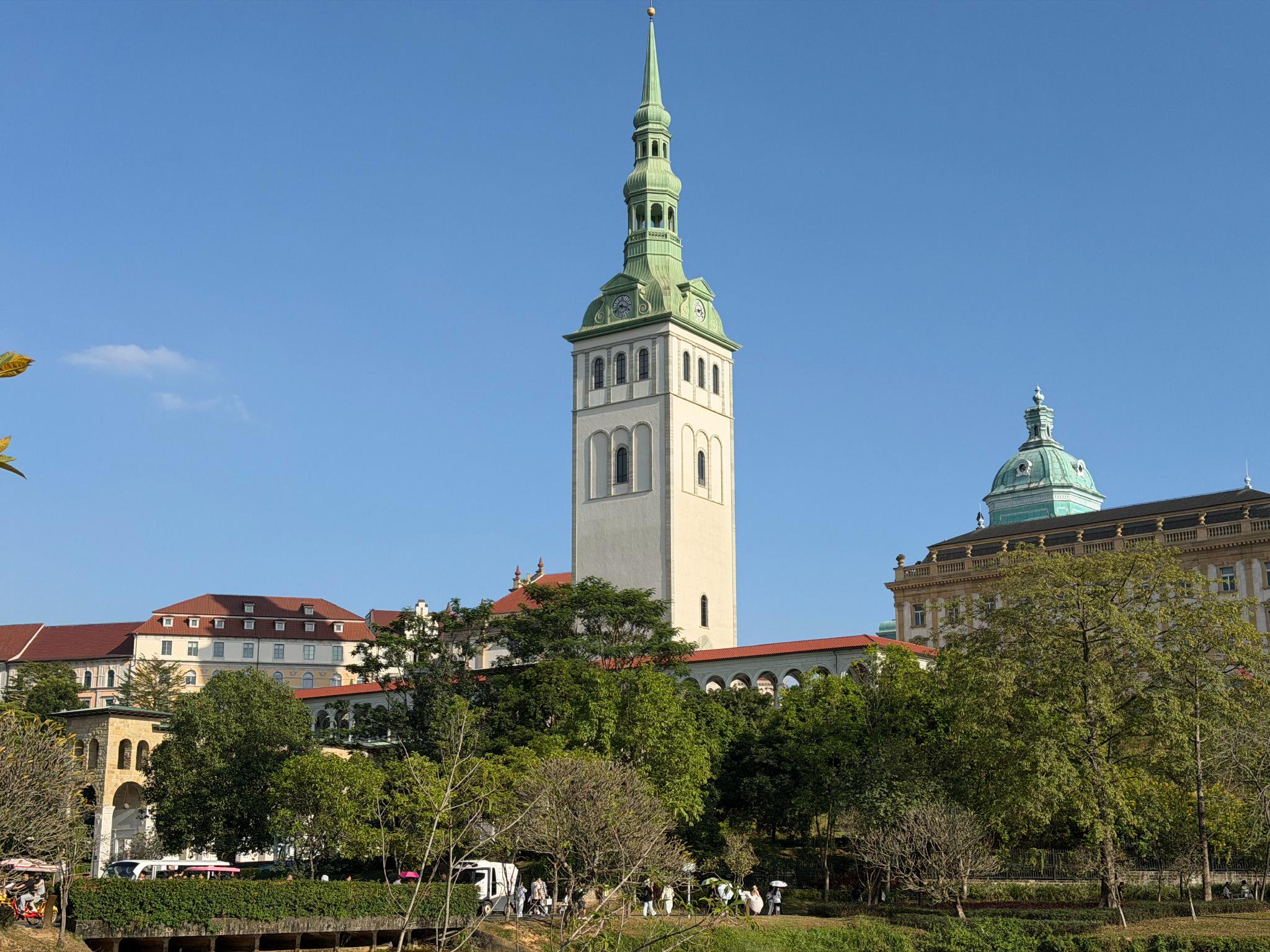 财哥夫妇游华为欧洲小镇，方程豹钛7停车不便