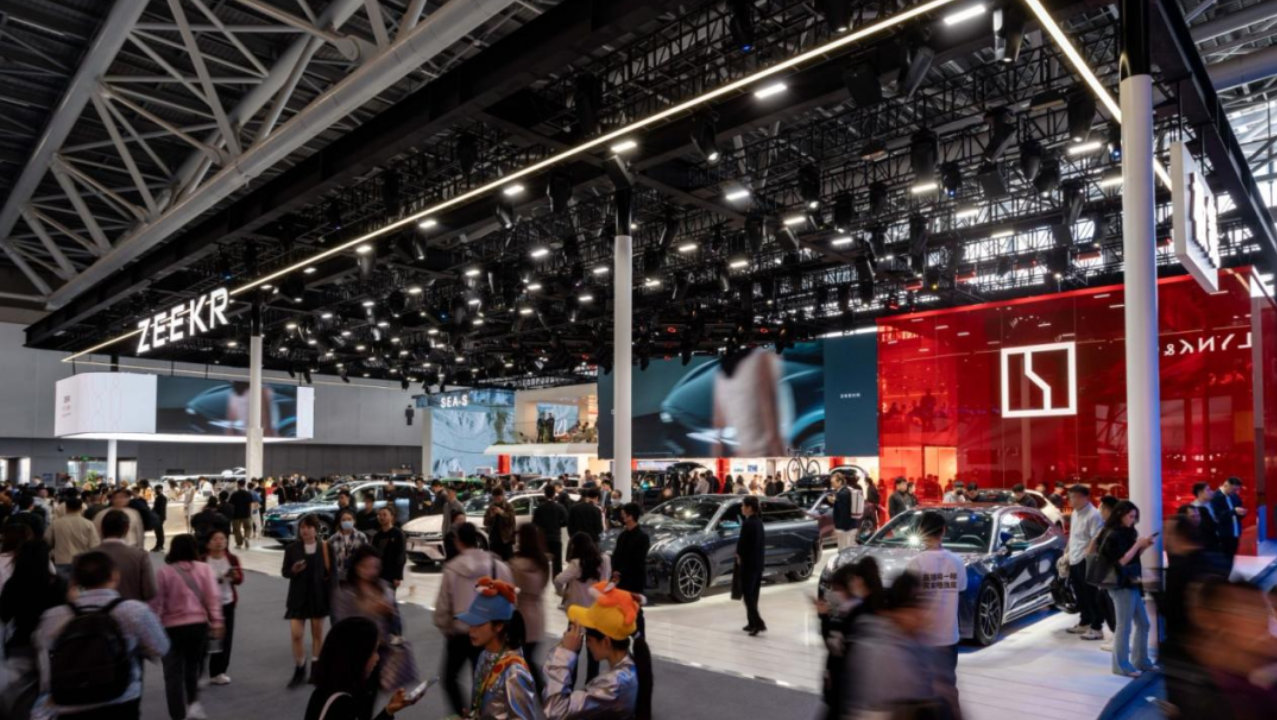 破圈 BBA 用户，极氪豪华9系双旗舰领衔，广州车展最火展台实锤了