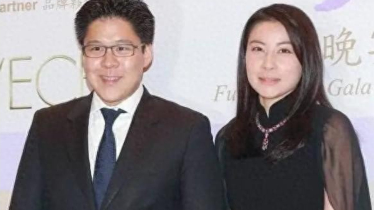 三连升！霍启刚正式官宣，给郭晶晶长脸，香港四大家族坐不住了！