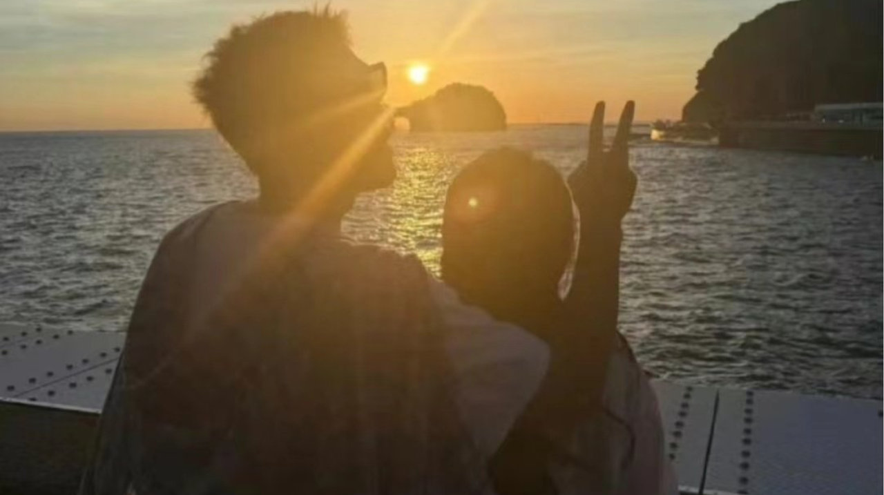 李嘉格审美升级，小男友太行了，8月被拍到一起看演唱会刚好合拍