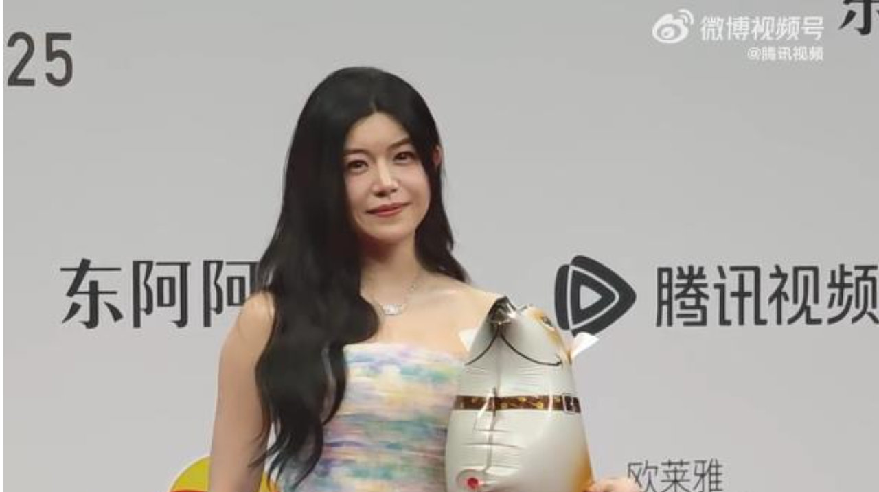 陈妍希用小狗代替周柯宇走红毯：剧组人员来不了，派小狗代表一下