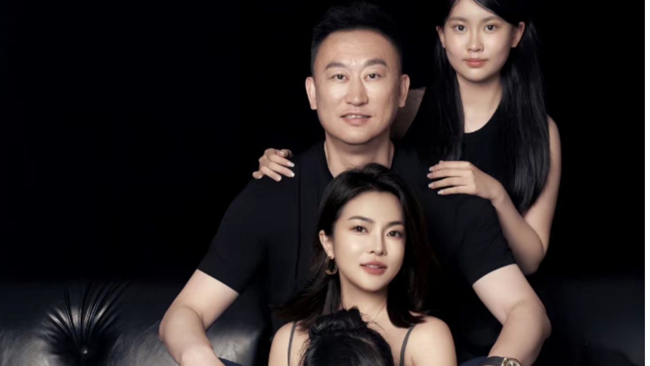 刘维伟再遭前妻炮轰：非放不下他 他带小三公开出入是践踏我尊严