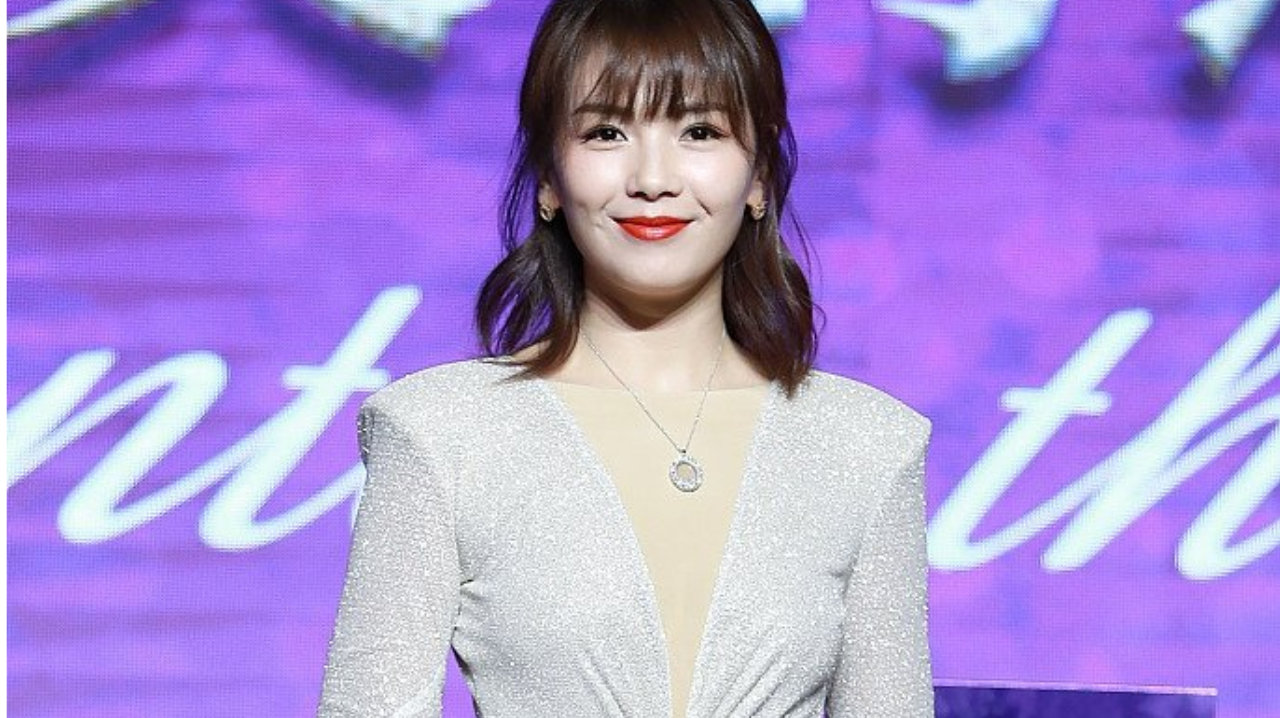 刘涛身穿银色深V开衩礼服亮相女神范十足，罕见秀性感纤腰美腿迷人。