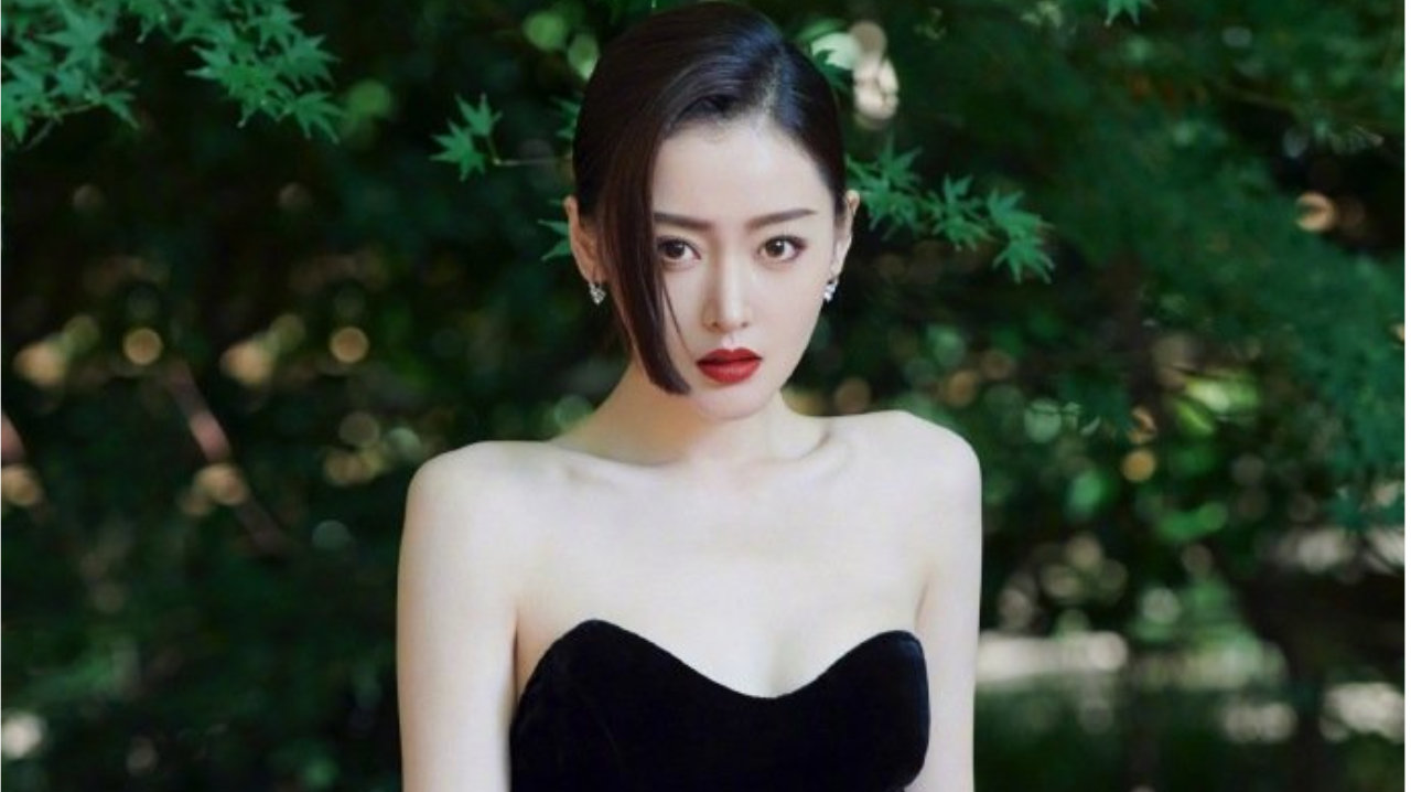 张天爱着黑白两色礼裙浓浓法式风情，天鹅臂衬其气质高贵优雅