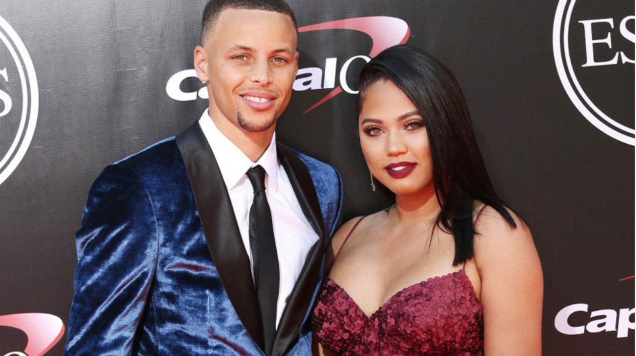 “萌神”库里太幸福，原配陪伴15年不离弃，7亿身价穿搭依旧朴素