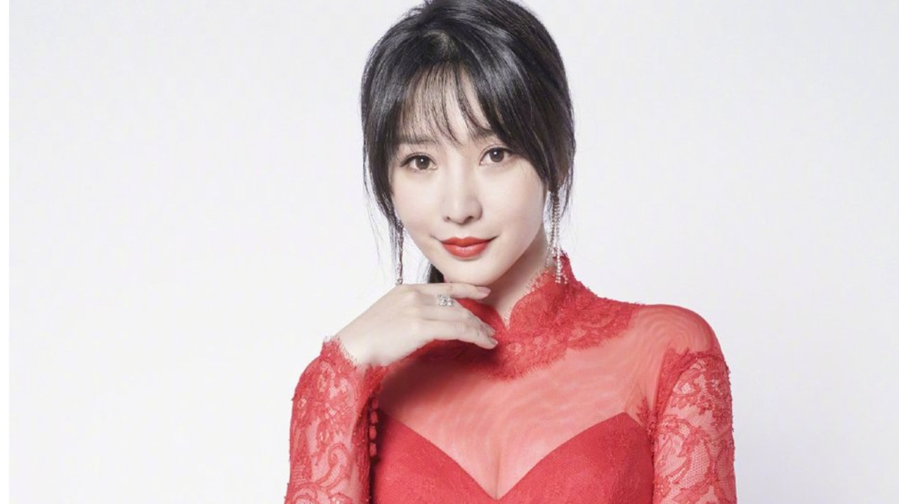 柳岩蕾丝红裙尽显曼妙身材