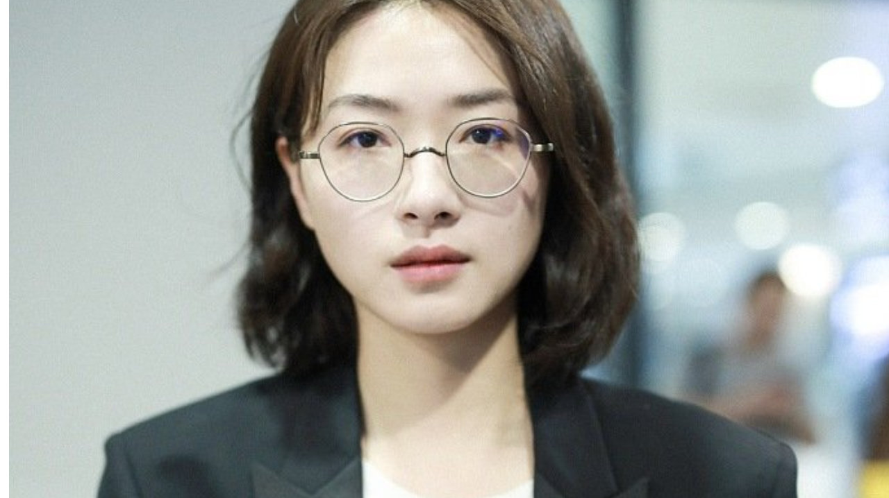 万茜穿黑西装可盐可甜 不苟言笑御姐范十足