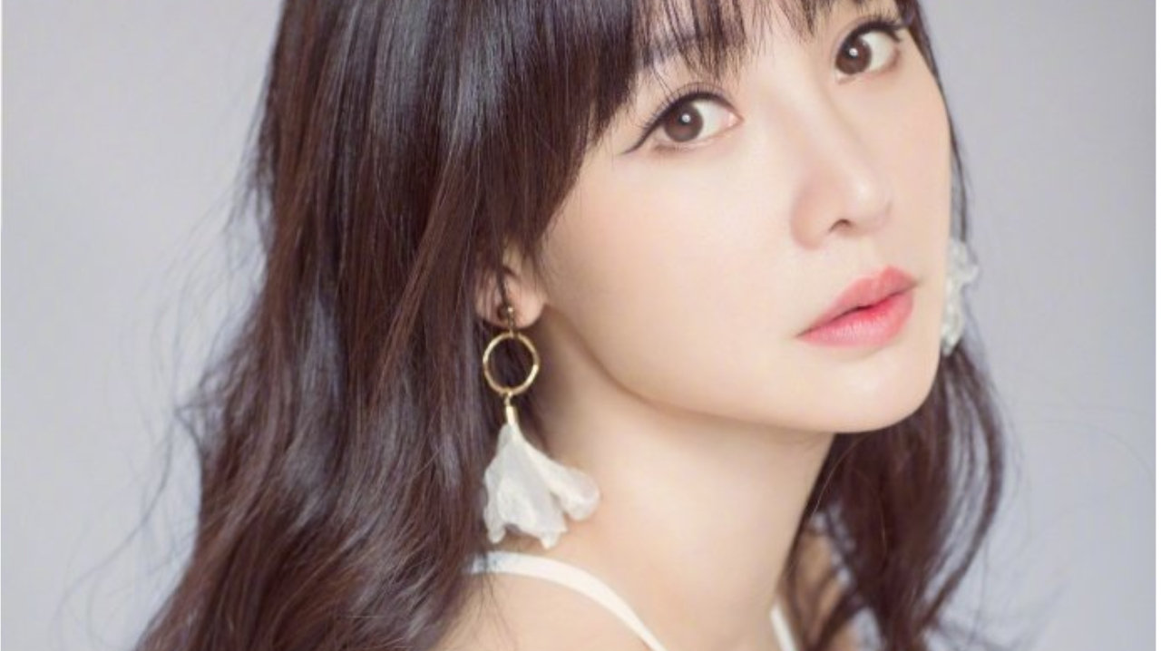 柳岩穿荷叶边上衣秀香肩美背 气质优雅身材火辣很动人