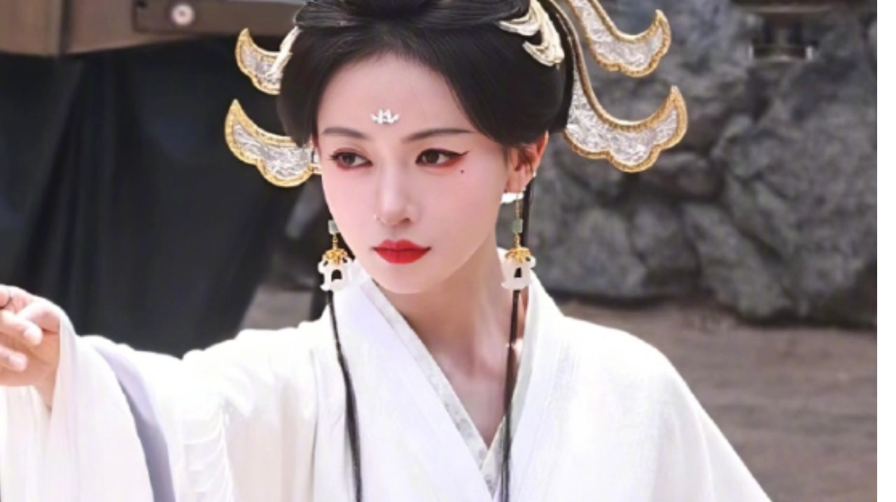 吴谨言算不算美女？35岁变得丰满的她，刷新了大众对她的刻板印象