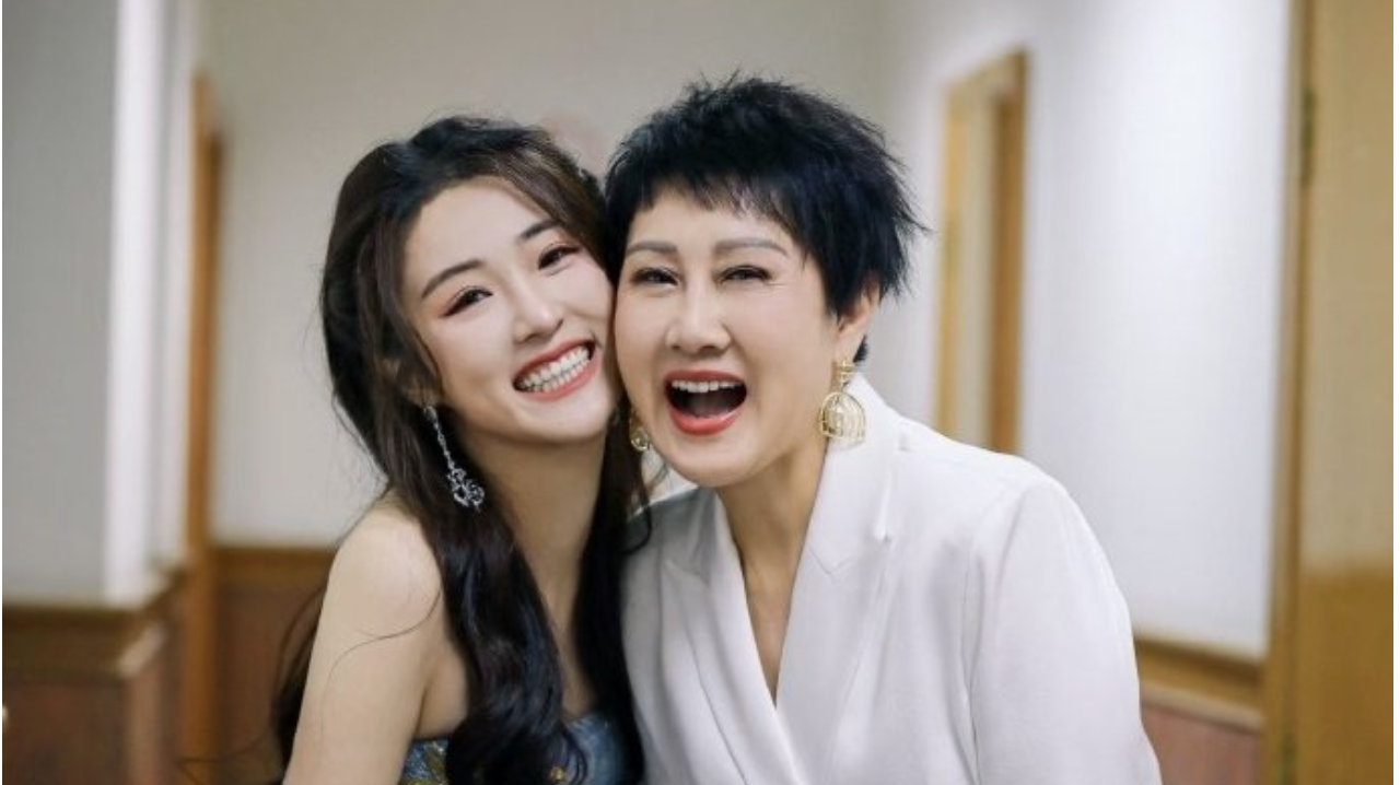 张凯丽女儿张可盈演艺生涯首次吻戏，频频紧张“我不行我不行”