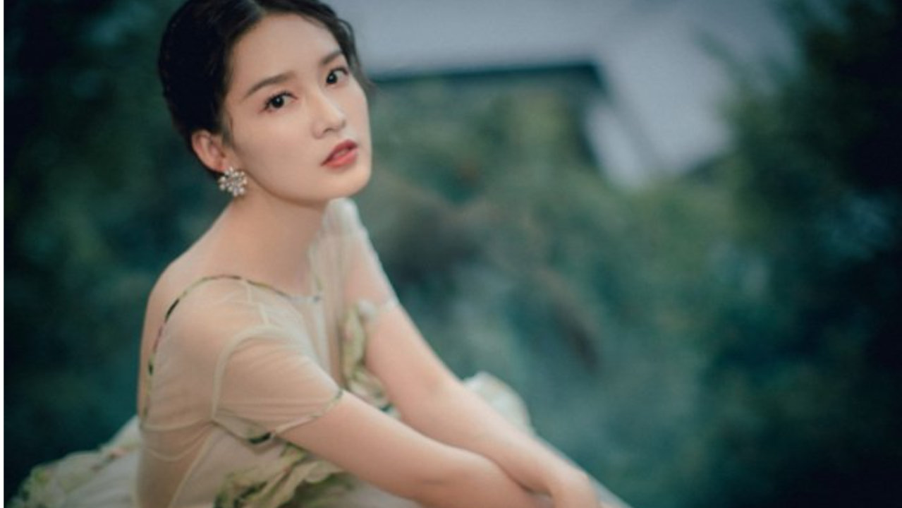 李沁身穿绣花纱裙仙气飘飘，大秀美背