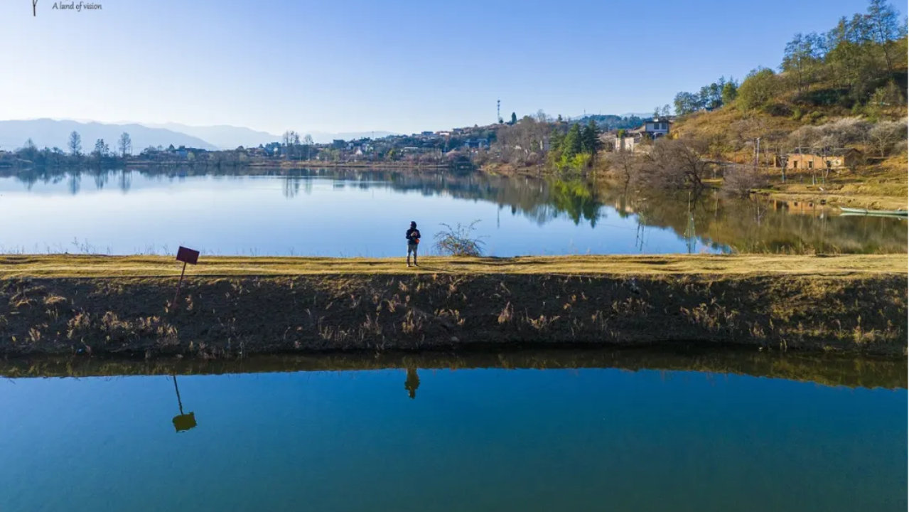 绿茵堂水库被群山环绕，不仅是洱源的重要水源地，风光也还算秀美
