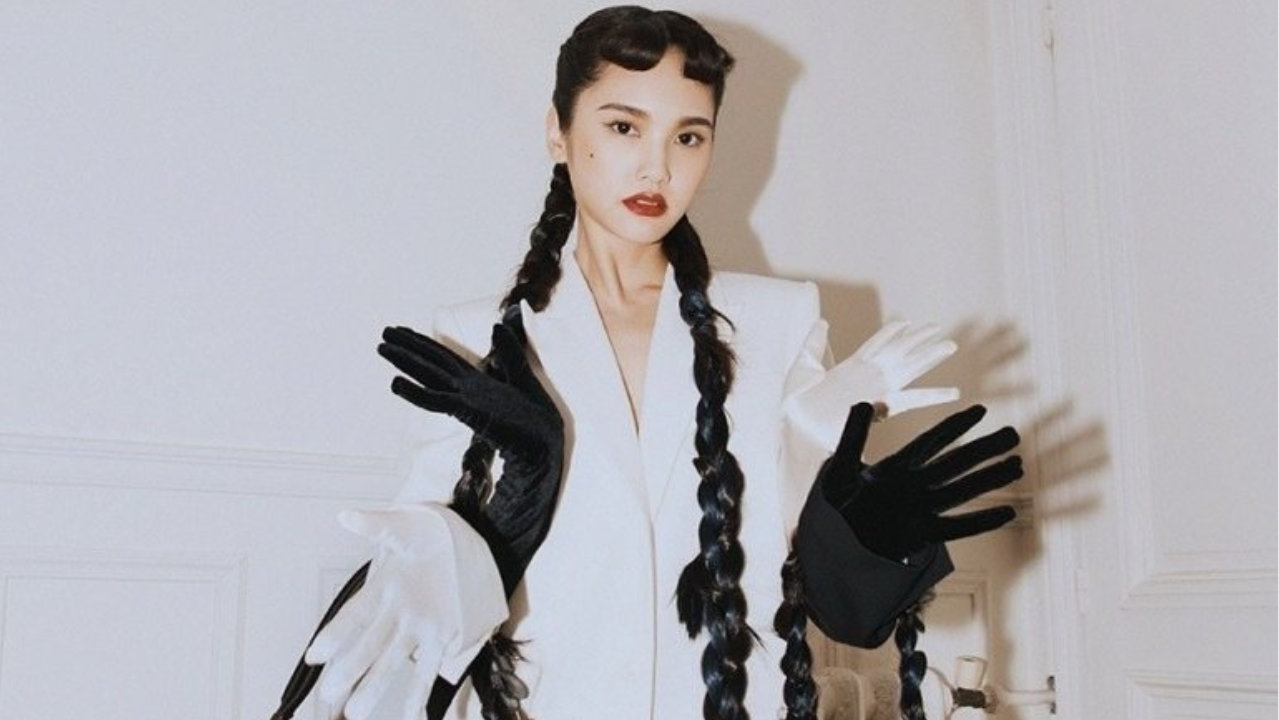 杨丞琳梳着超长麻花辫的杨丞琳留着赫本式复古刘海