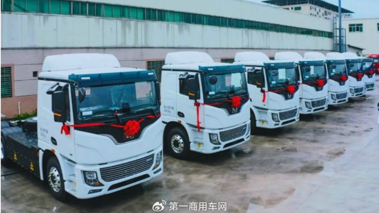 徐工登顶，重汽/解放/三一拼前二！1月新能源牵引车实销过万辆