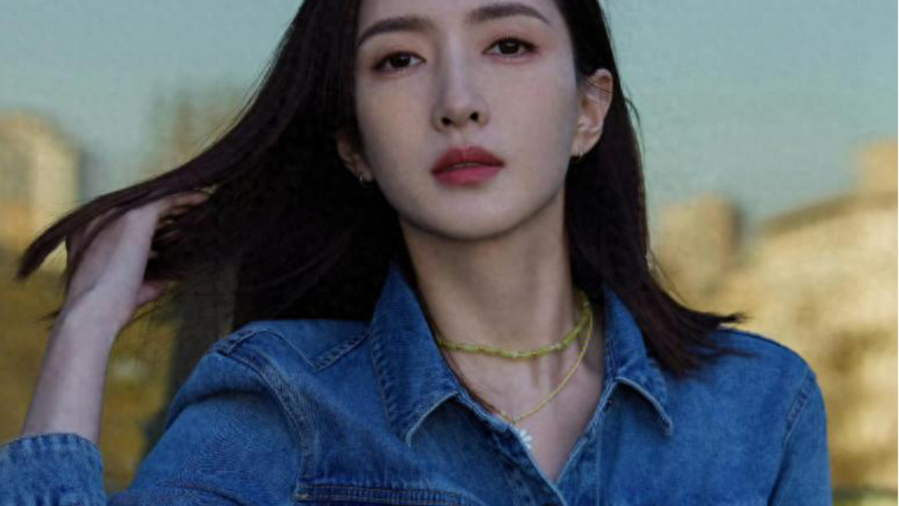 江疏影近照令人意外，齐刘海黑长直大框眼睛