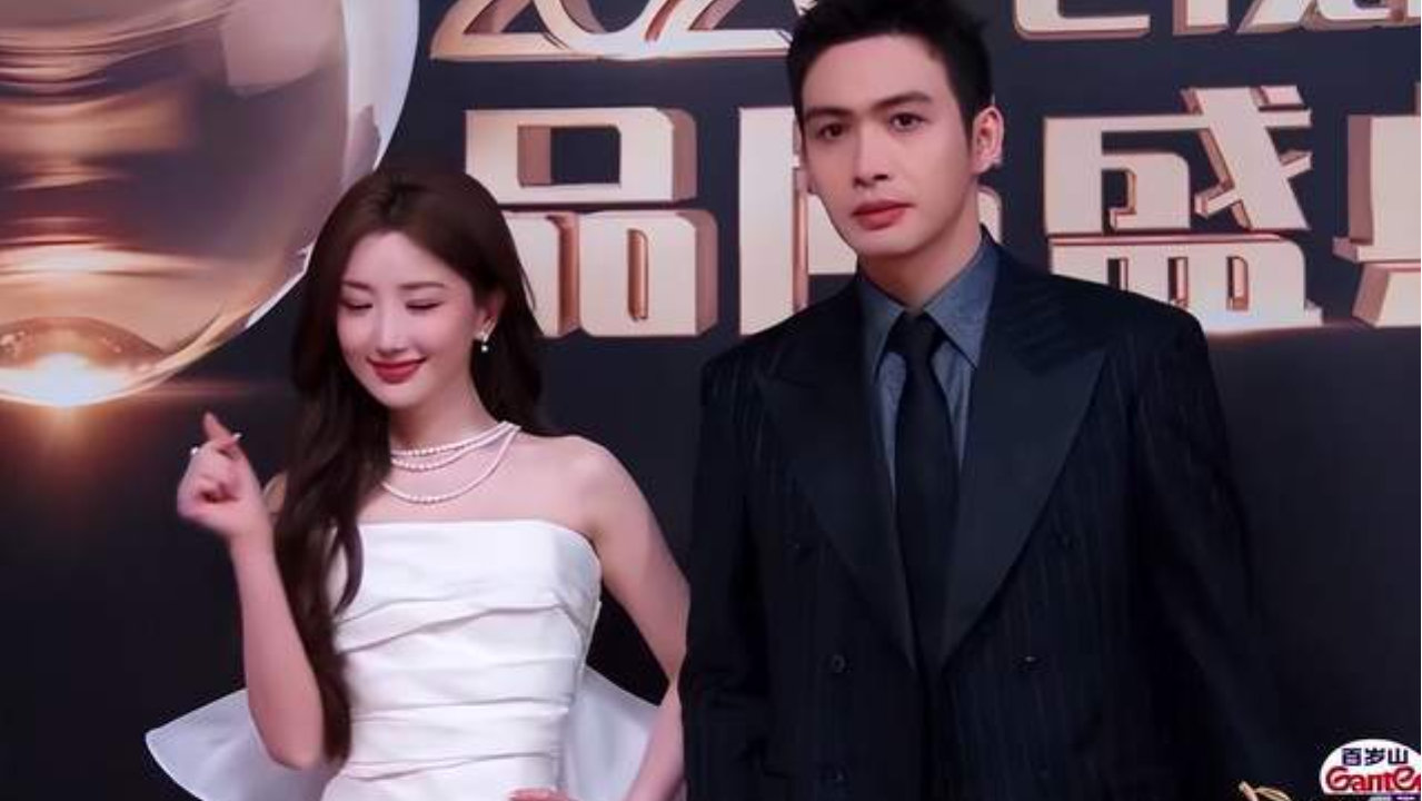 毛晓彤红毯上裙子被踩，张彬彬吓得摆手：我没踩！