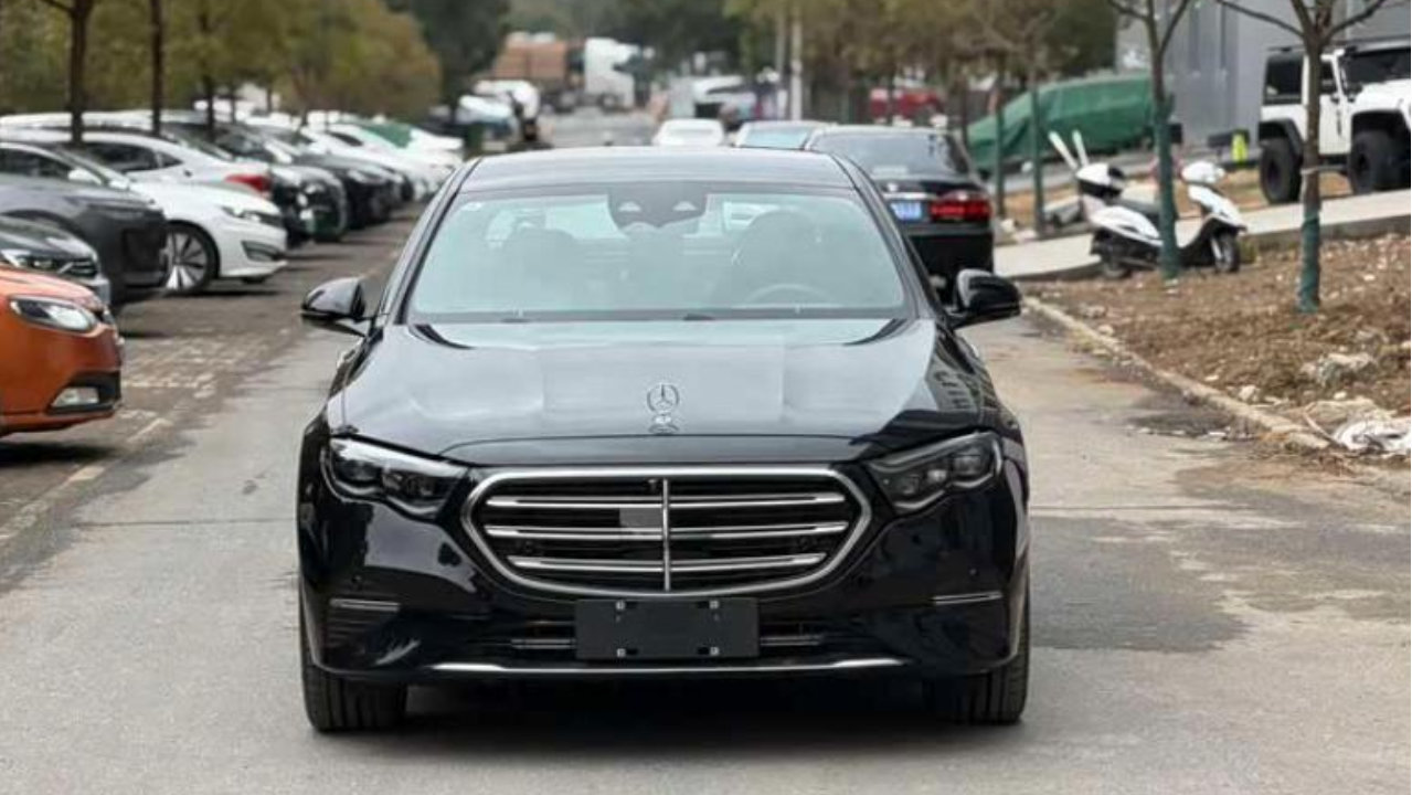 奔驰E级价格也“大跳水”，下探到32.88万起，30天卖出12119辆