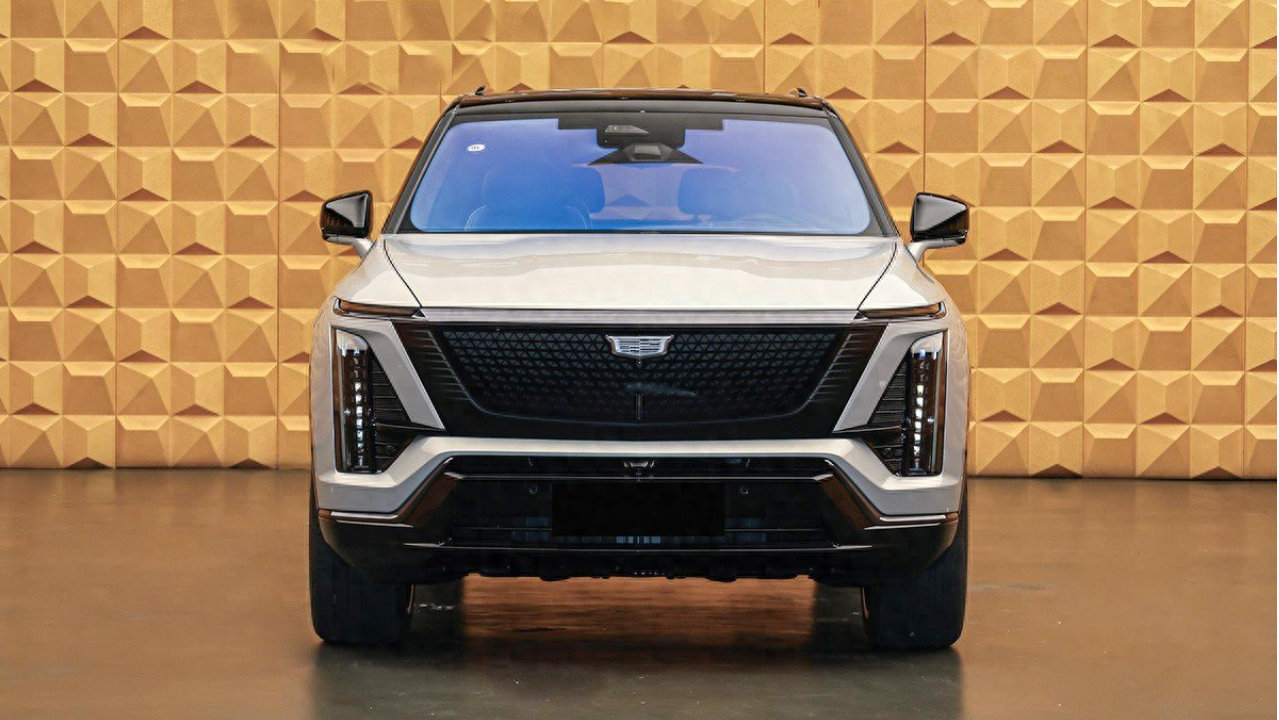 凯迪拉克全新大型SUV亮相，车长5222mm，5块大屏，6座，续航642km