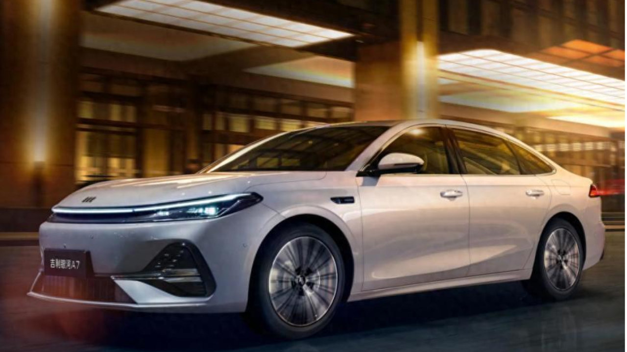 都是“爆款”10万级轿车！银河A7碰上秦L DM-i，谁才是公认家用王