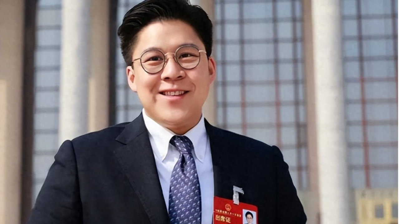 恋情风波仅一月，霍启刚又官宣喜讯！新身份让李嘉诚也不敢吭声了