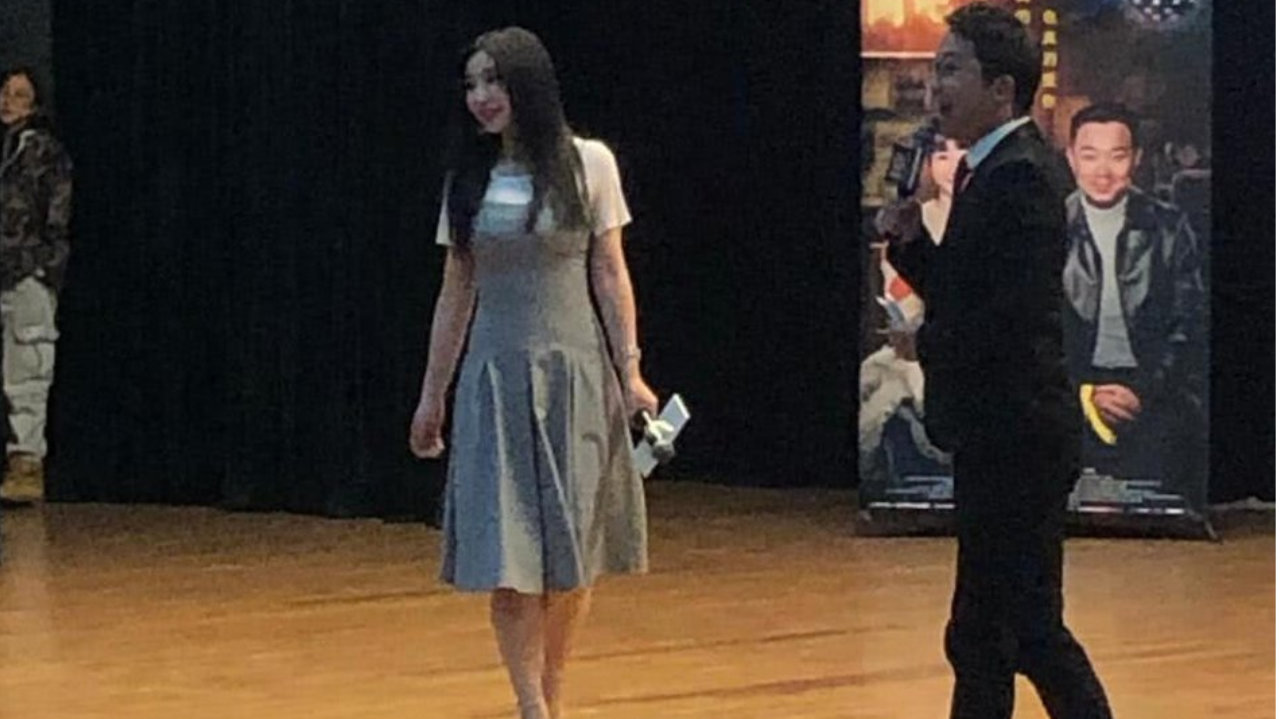 柳岩穿着紧身灰色拼接连衣裙，上围丰满但小腿略显粗壮