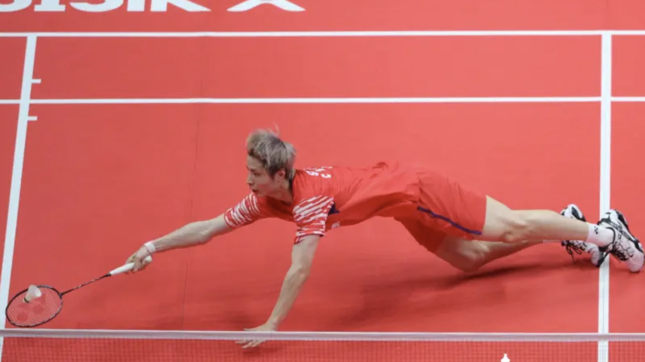 第2局仅拿9分！石宇奇0-2遭世界第8横扫+卫冕失败 解释：脚下有泡