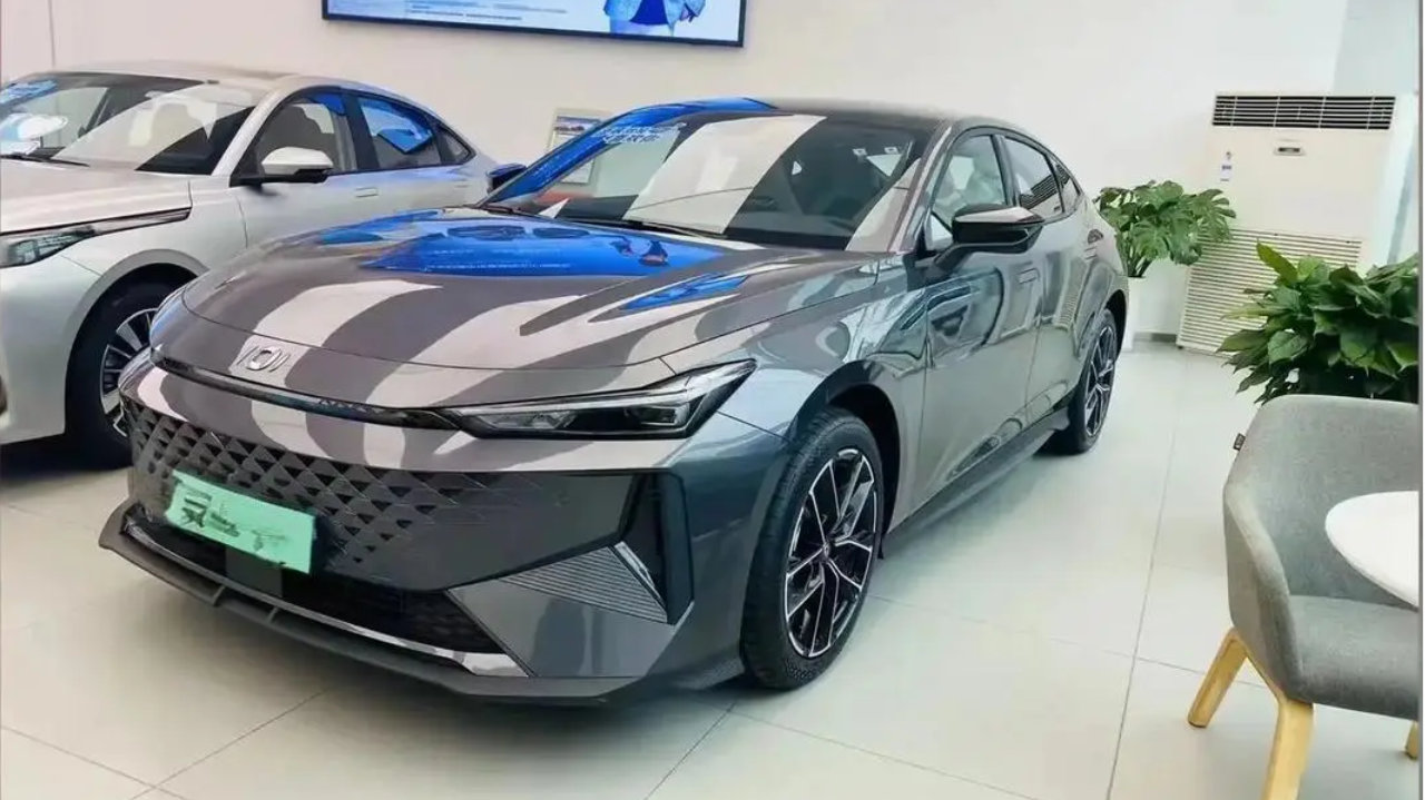 15万级中大型纯电轿车！零压座椅VS近躺后排，合资品质遇上自主科技