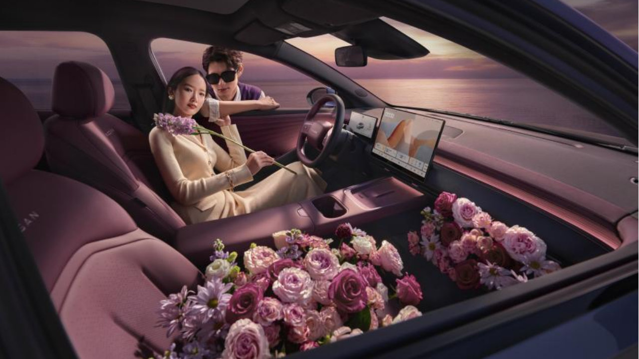 东风日产N6大紫大红高定座舱，给足你情绪价值