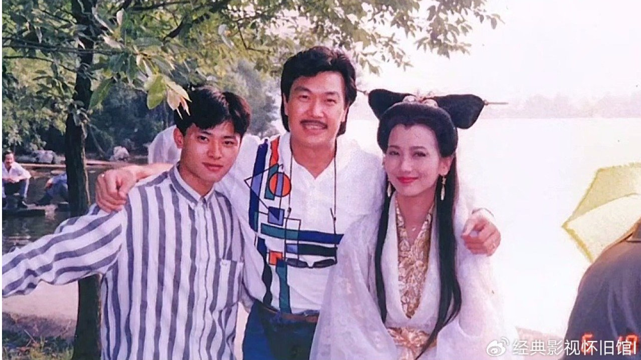 新白娘子传奇幕后花絮，小粉丝们找两位主演合影签名，画面太有爱了