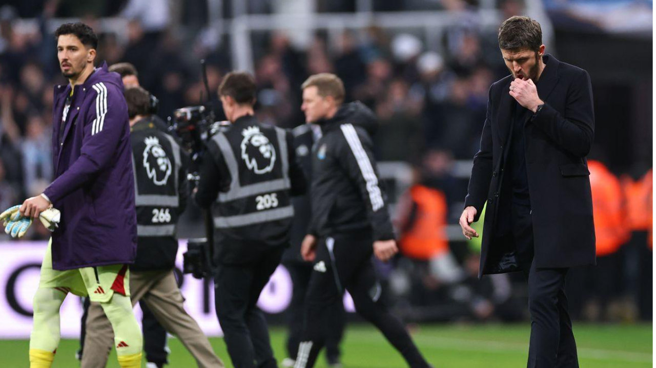 不装了！卡里克罕见发飙，赛后举动说明一切：曼联球员让他失望透顶