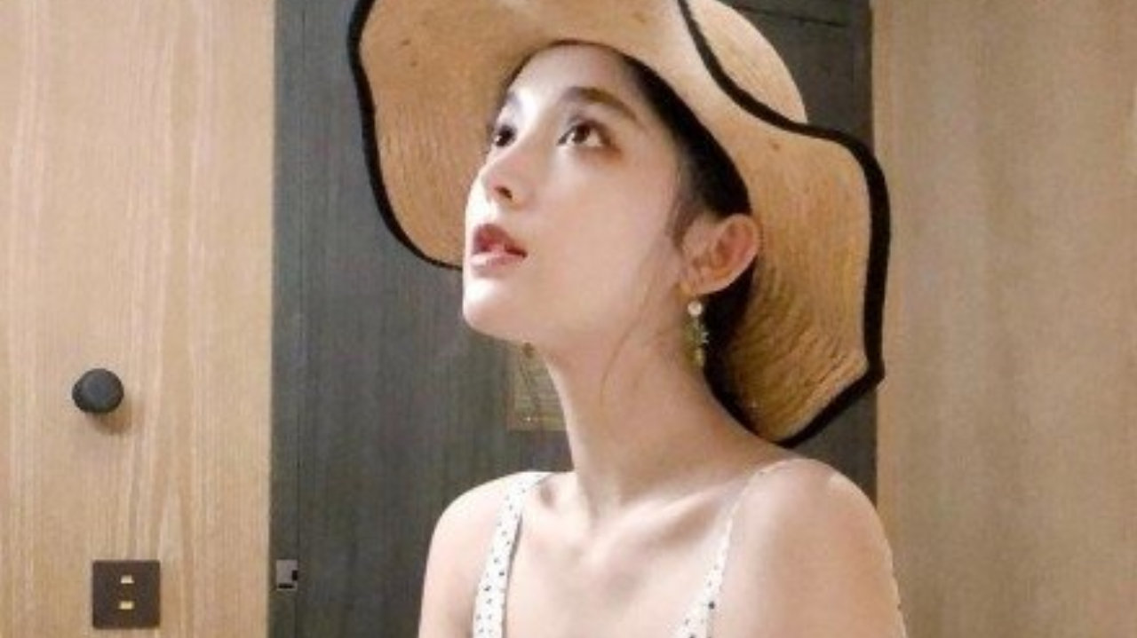 古力娜扎晒自拍美照变身鬼马少女 眼神魅惑秀如雪肌肤