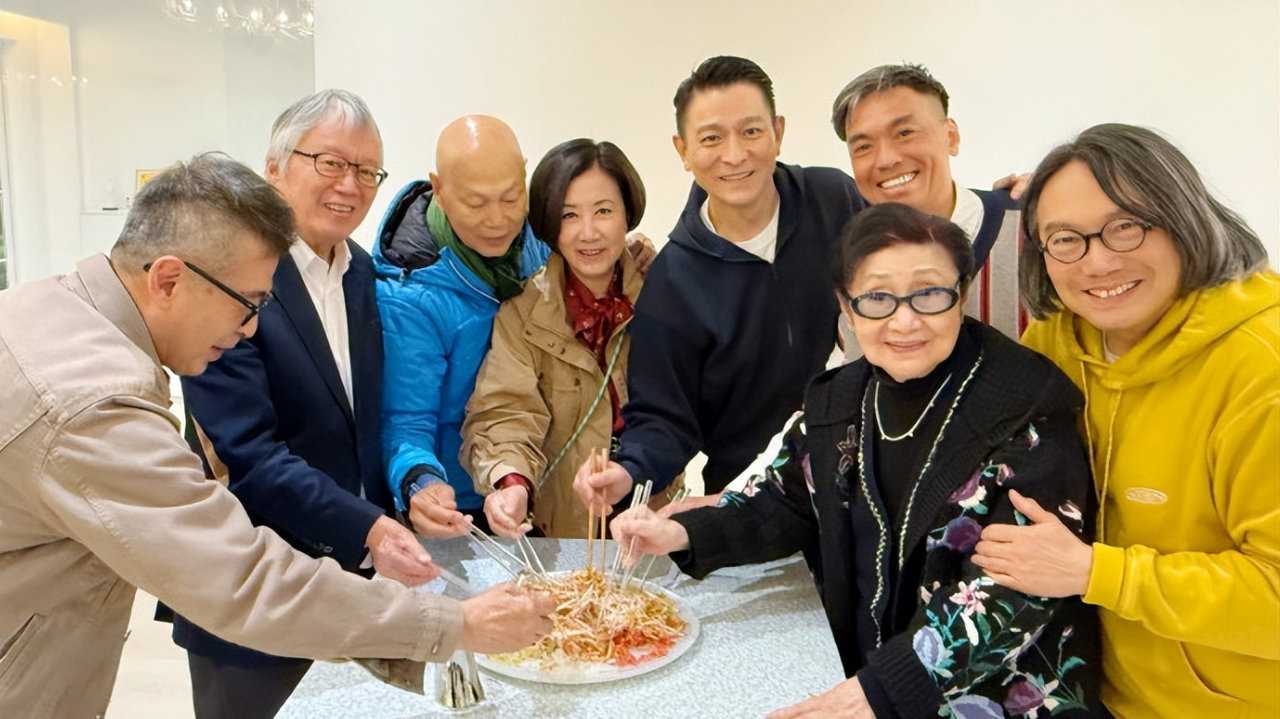 刘德华邀众星到家中吃斋，6亿豪宅内景曝光，罗家英夸刘向蕙漂亮