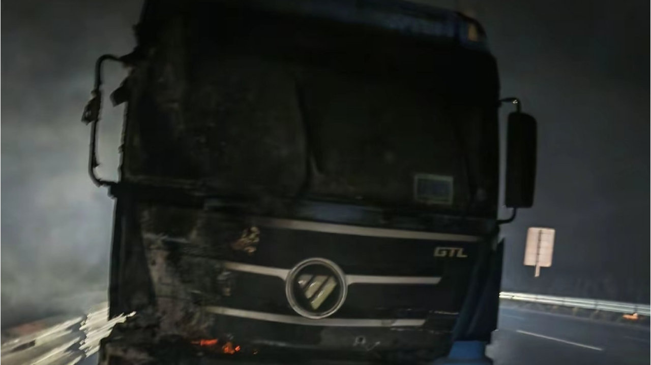 休假途中一秒上岗！合肥“00后”消防员出手勇灭高速突发火情