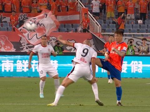 有点疼！石柯防守中踢中费利佩腹部，后者痛苦倒地&裁判未吹犯规