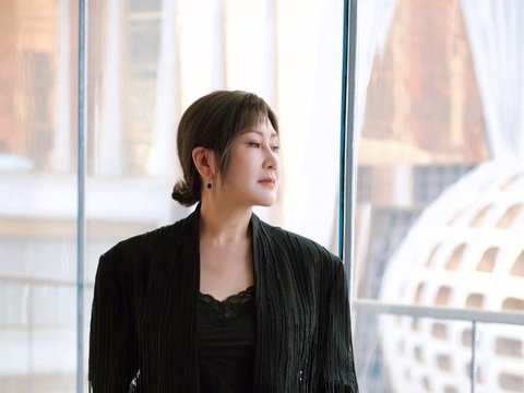 张凯丽黑丝短裙造型亮相跨年派对，冻龄状态引惊叹