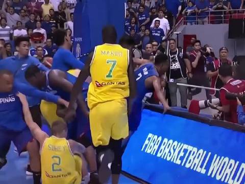 堪称篮坛历史最严重冲突，两队一共被驱逐13人，最后菲律宾最还一起自拍