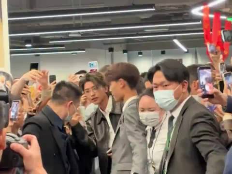 蔡徐坤深圳扫楼获男粉盛赞