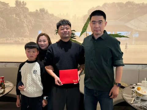 理想车主桥上停车飞奔救人,李想请他吃饭:感谢你为车主带来的形象提升,3年内可免费置换任意一款理想在售车型